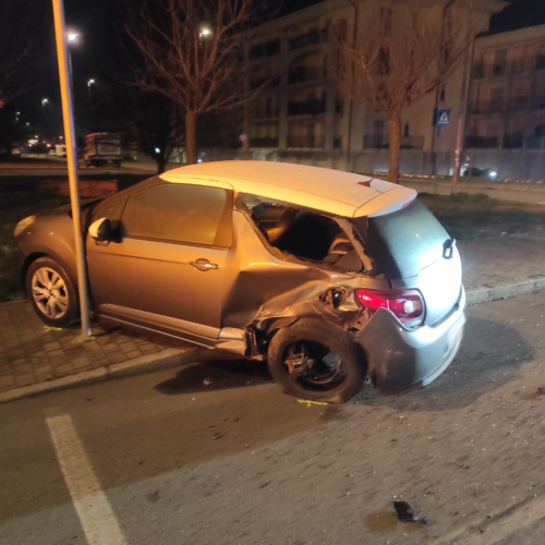 In un mese due incidenti e tre auto distrutte: la velocità in via San Giovanni Bosco per ora sorpassa le soluzioni