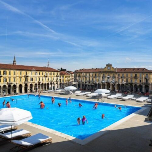 Su piazza Garibaldi l’ironia dell’Alessandrino Ingrigito: dalla piscina alle gondole
