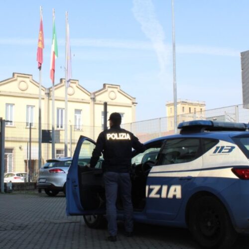 Finisce la relazione: lui si dà fuoco e minaccia di morte la ex moglie: interviene la Polizia