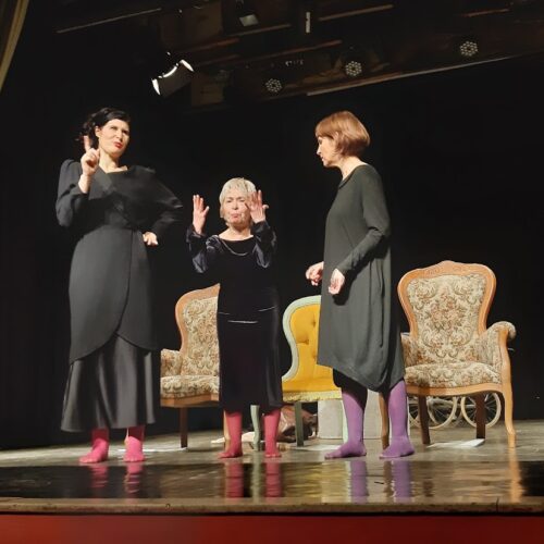Il tempo e l’immobilità. Recensione di “Un due tre – Sorelle” al Teatro San Francesco