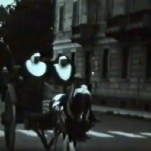 Un frammento video fa riemergere via Maggioli con i due passaggi a livello