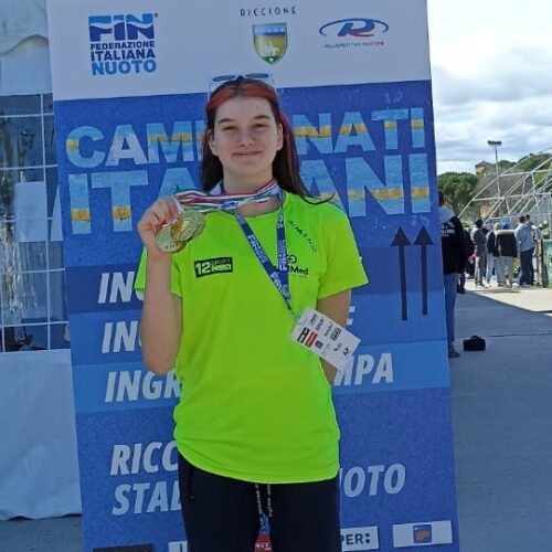 13 anni e già sei medaglie ai nazionali giovanili per la nuotatrice monferrina Zoe Johnson