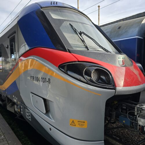 Capotreno colpito con cocci di bottiglia sull’intercity Ventimiglia-Milano