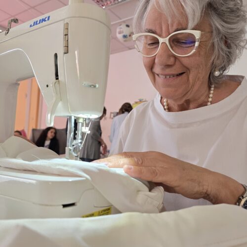 Ago e filo per unire competenze, passioni e amicizie, sognando una sartoria sociale