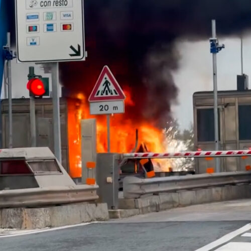 Auto in fiamme nel casello di Alessandria Sud: terminato l’intervento dei Vigili del Fuoco