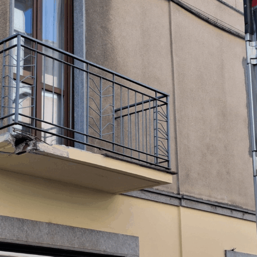 Camion urta balcone: riaperta via Guasco ad Alessandria