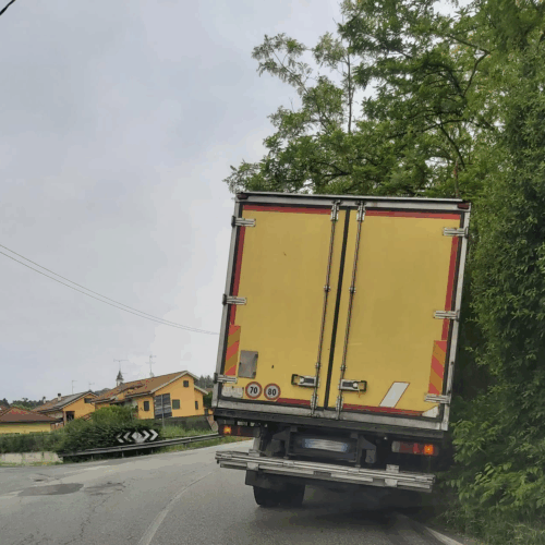 Furgone fuori strada a Valmadonna: traffico fortemente rallentato