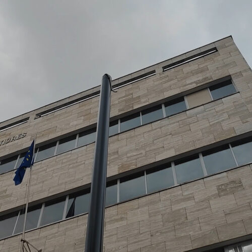 Nuove aree pedonali ad Alessandria: ecco i primi pali per le telecamere di controllo dei varchi