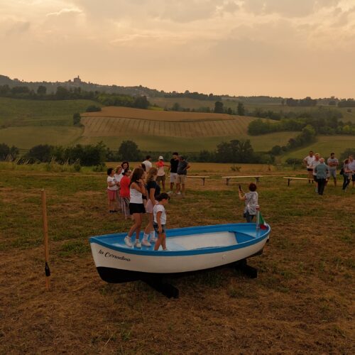 C’è una barca tra le colline del Monferrato per navigare sul “Nostro splendido mare”