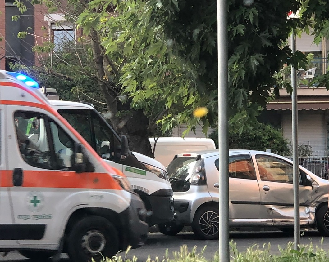 Incidente all'incrocio tra via Casalcermelli e via Maria Bensi ad ...