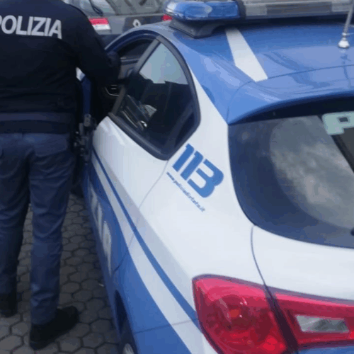 Tenta di strangolarla e lei si getta dal balcone: Polizia arresta 23enne