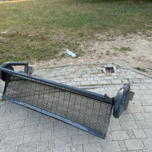 Ancora un affronto al Parco Carrà. Danneggiati una panchina e un cestino e rifiuti ovunque