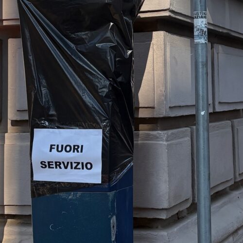 Nuove modalità per la sosta a pagamento: colonnine “impacchettate” e cittadini disorientati