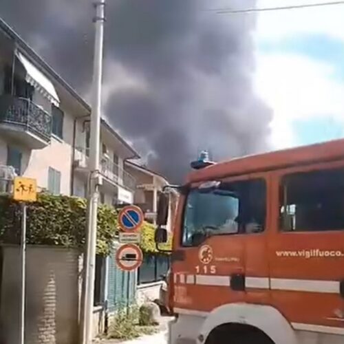 Spento l’incendio divampato in un magazzino edile dismesso a Spinetta