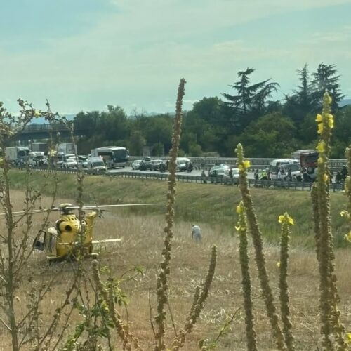 Auto si ribalta sulla bretella tra A26 e A7 all’altezza di Novi Ligure. Cinque feriti