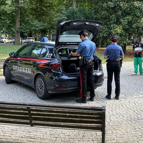 Carabinieri arrestano pusher ai giardini della stazione. Nascondeva l’hashish sotto il sellino della bici
