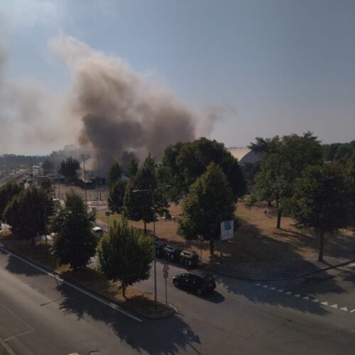 Colonna di fumo da “L’artista Del Krapfen”. Spento l’incendio