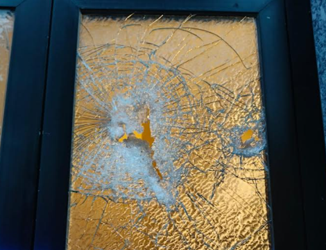 Ruba lo smartphone e colpisce la vittima con una bottiglia