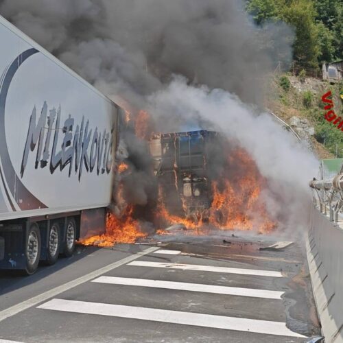 Tir in fiamme sulla A26 all’altezza di Masone: autostrada riaperta