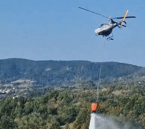 Vigili del Fuoco anche con l’elicottero per il rogo del bosco a Pareto