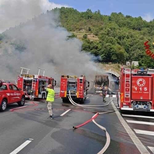 Tir in fiamme sulla A26 all’altezza di Masone: autostrada riaperta