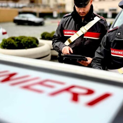 Sorpresi con la carta bancomat rubata e la spesa ancora tra le mani: due arresti