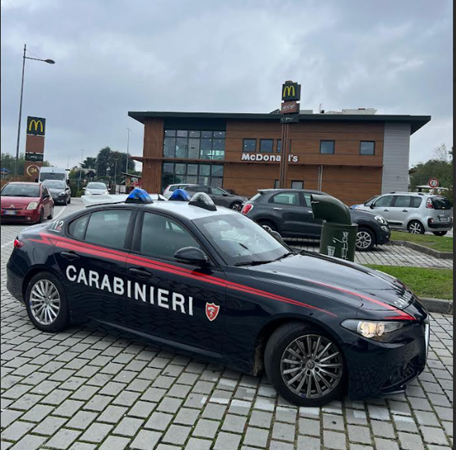 Individuati i ragazzi che avevano spruzzato lo spray al McDonald’s di Vigevano