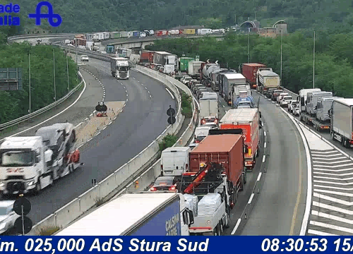 Veicolo in avaria sulla A26: traffico tornato normale