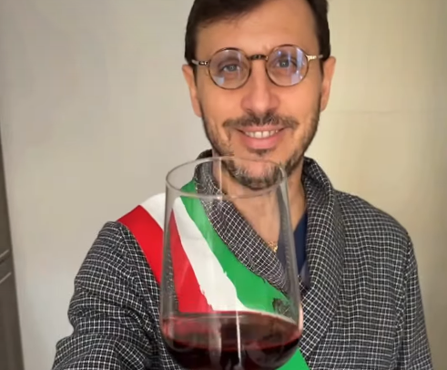 La casa del sindaco di Casale trabocca di vino: ancora ironia per lanciare la festa