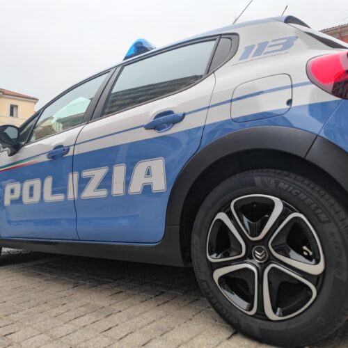 Si fingono carabinieri e rubano 3 chili d’oro a un’anziana. Arrestati dopo tentativo di fuga
