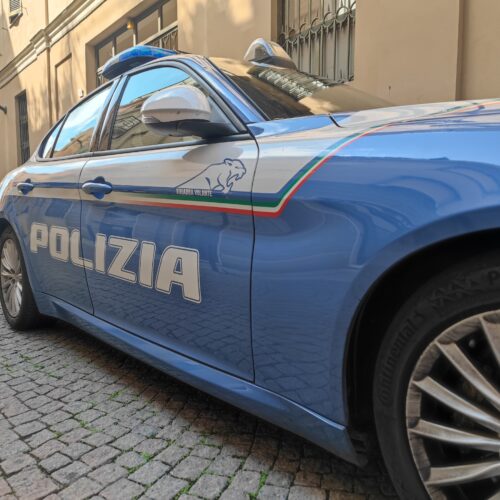 Armato di due coltelli minaccia e tenta di rapinare clienti in un bar