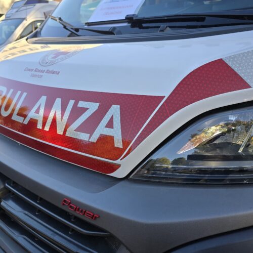 Infortunio sul lavoro ad Alessandria: autotrasportatore cade dal rimorchio e batte la testa