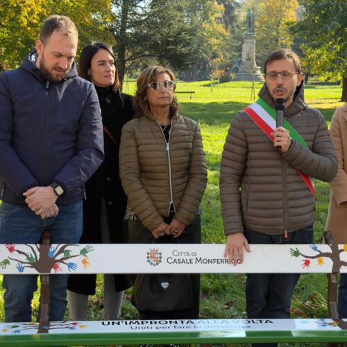 Con un’impronta alla volta le panchine, e Casale, sono più belle