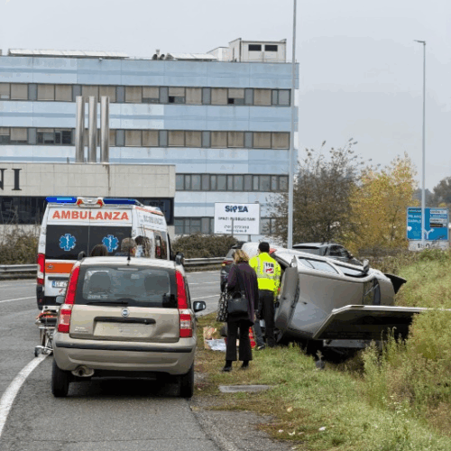 Auto si ribalta in via Circonvallazione Ovest a Valenza. Conducente soccorsa dal 118
