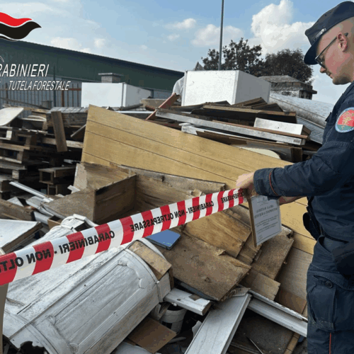 Continua ad ammassare illecitamente rifiuti e usa autocarro sequestrato. Per l’uomo scatta nuova denuncia