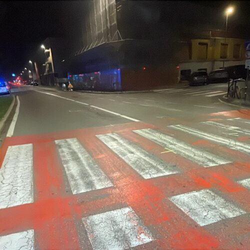 Incidente alla rotonda prima del cavalcavia: ciclista al pronto soccorso