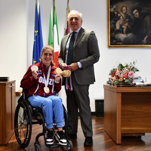 Monica Boggioni incontra il Questore Nicola Falvella con le sue cinque medaglie mondiali