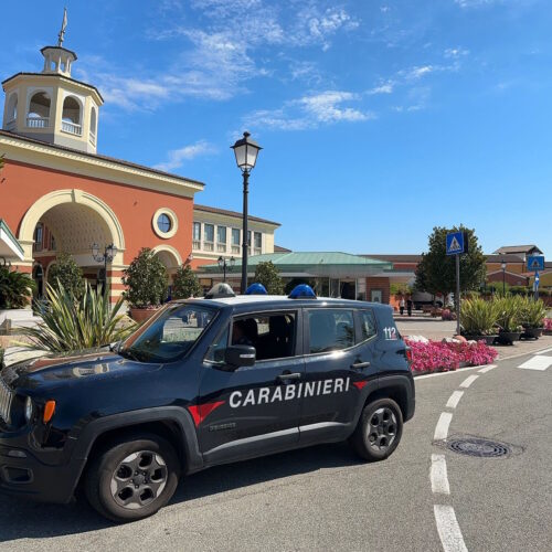 Rissa al centro commerciale di Serravalle: sei persone coinvolte. Ferito anche un minore