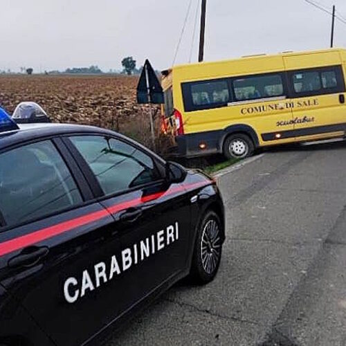 Scuolabus perde controllo: finisce fuori strada ma nessuna conseguenza grave