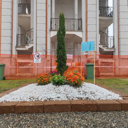 Aiuole vicine ai sepolcreti del cimitero chiusi. Abonante si scusa e promette: “Riapriranno nel 2026”