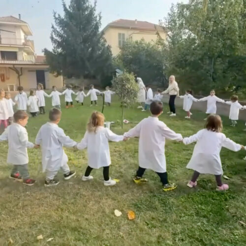 La “carezza di pace” dei bambini della scuola Madre Carolina Beltrami di Alessandria