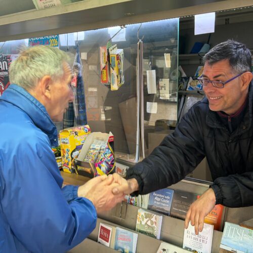 Dopo 19 anni chiude l’edicola di viale Santuario a Valenza: “Colpa di internet e dei supermercati”