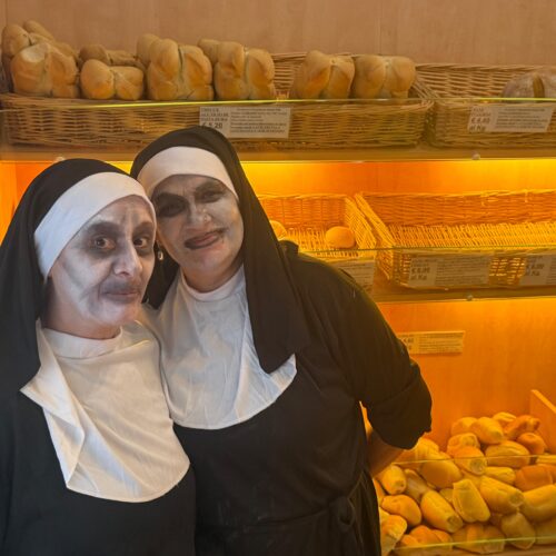 A Valenza vendono il pane vestite da suore “assatanate” per celebrare Halloween
