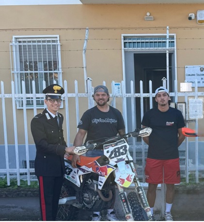 Intervento lampo dei Carabinieri consente di ritrovare un furgone e due moto rubati
