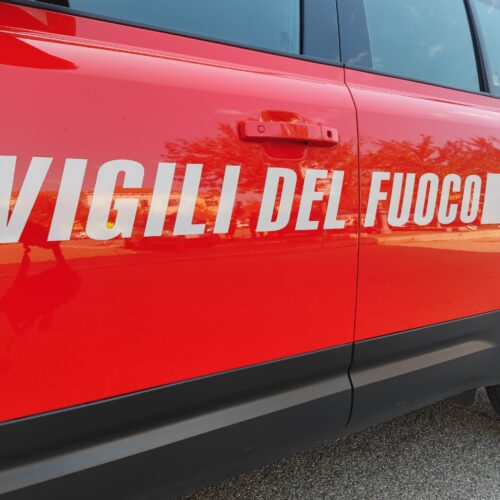 Finisce con l’auto in un dirupo: recuperata dai Vigili del Fuoco