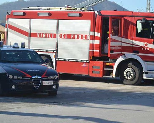 Fiamme nel rimorchio di un trattore carico di paglia. Sul posto i Vigili del Fuoco e Carabinieri