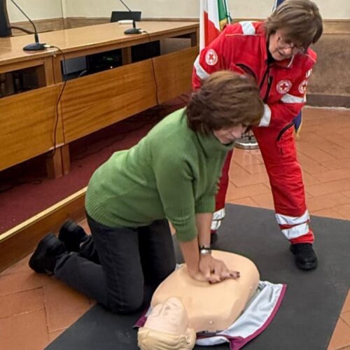 Imparare a soccorrere: in prefettura a Pavia un corso per usare il defibrillatore