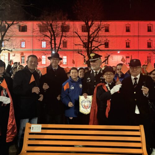 Carabinieri illuminano la caserma e inaugurano la panchina arancione contro la violenza sulle donne