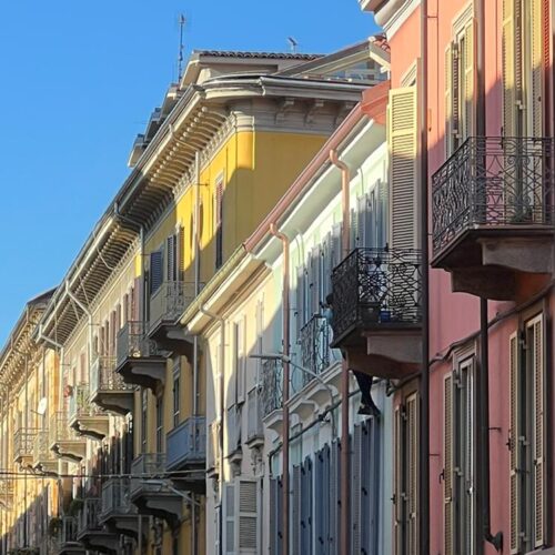 Aggrappato a un balcone in via Pontida: intervento dei Vigili del Fuoco e dei Carabinieri