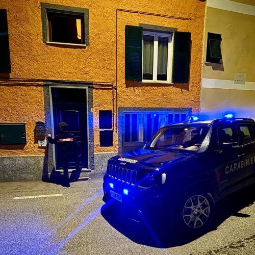 Tentano di forzare la porta di un appartamento. Le due donne arrestate grazie alla segnalazione dei vicini
